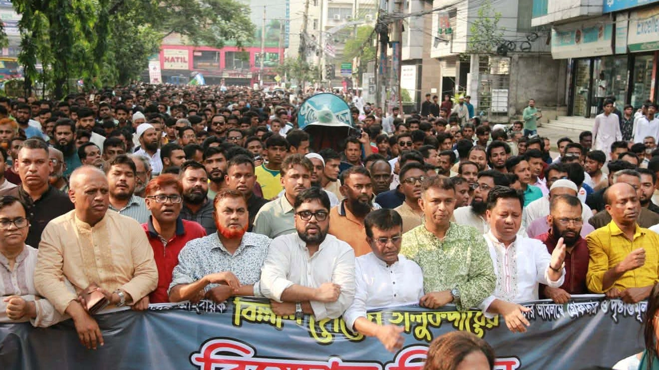রাজধানীতে স্বেচ্ছাসেবক দলের বিচার দাবিতে বিক্ষোভ