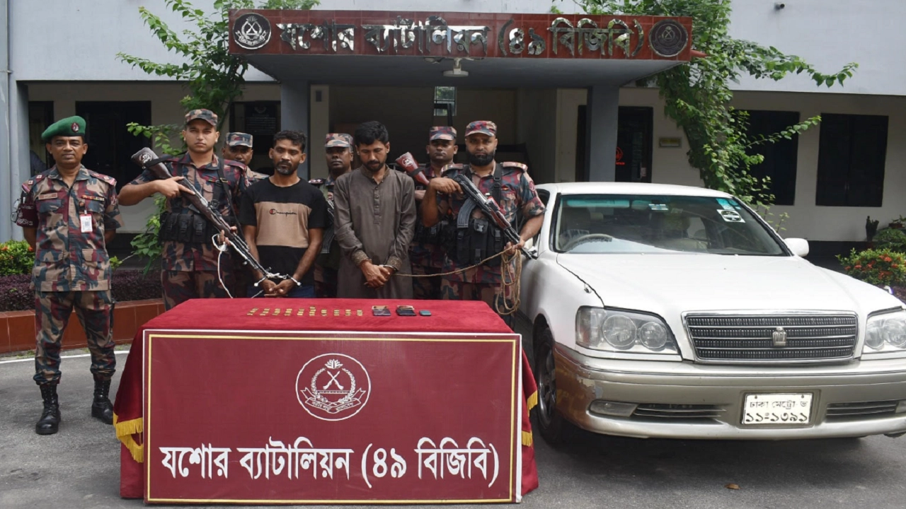৭ কোটি ৭০ লাখ টাকার ৩১ স্বর্ণের বারসহ আটক ২