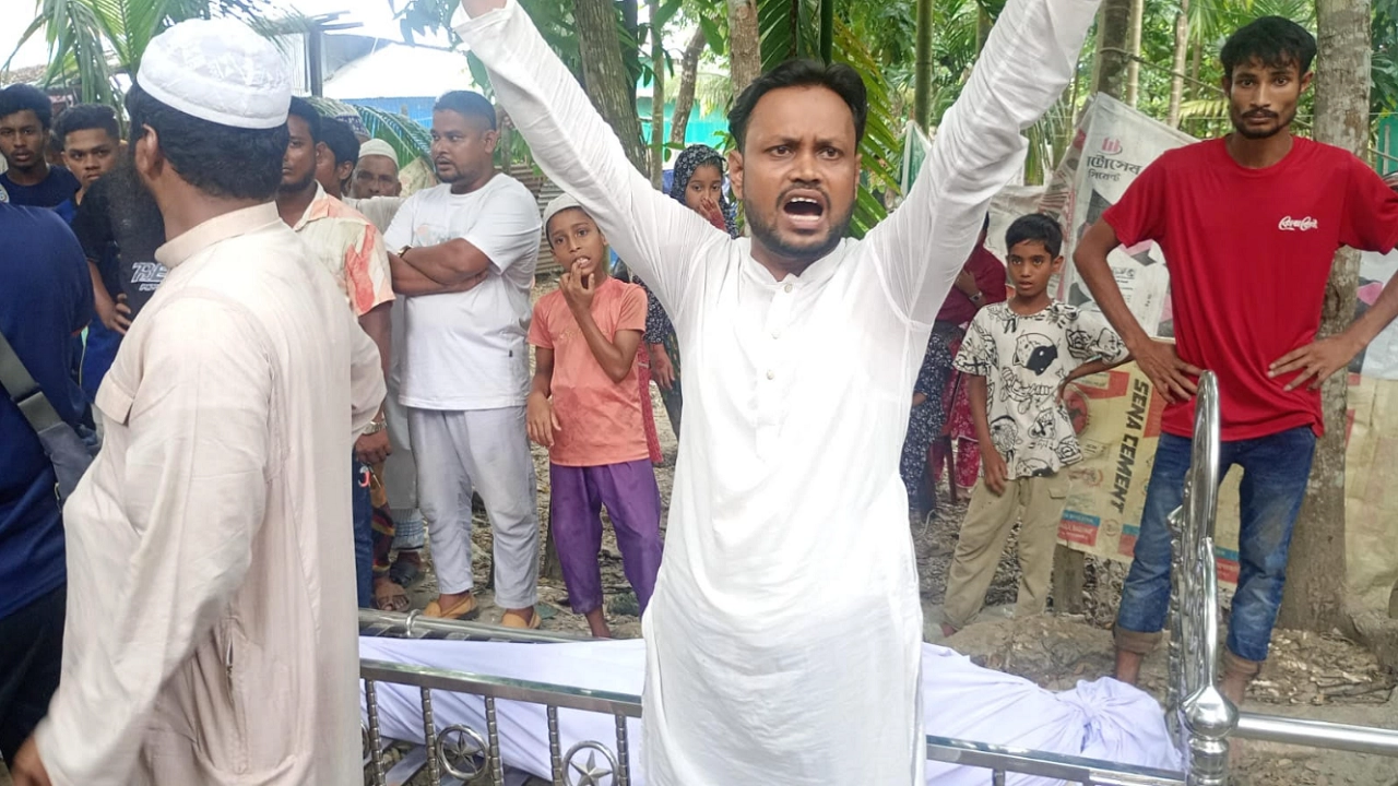 বাবার লাশ নিয়ে ৫ স্ত্রীর সন্তানদের সংঘর্ষ, পুলিশ পাহারায় ঘরের সামনে দাফন ​