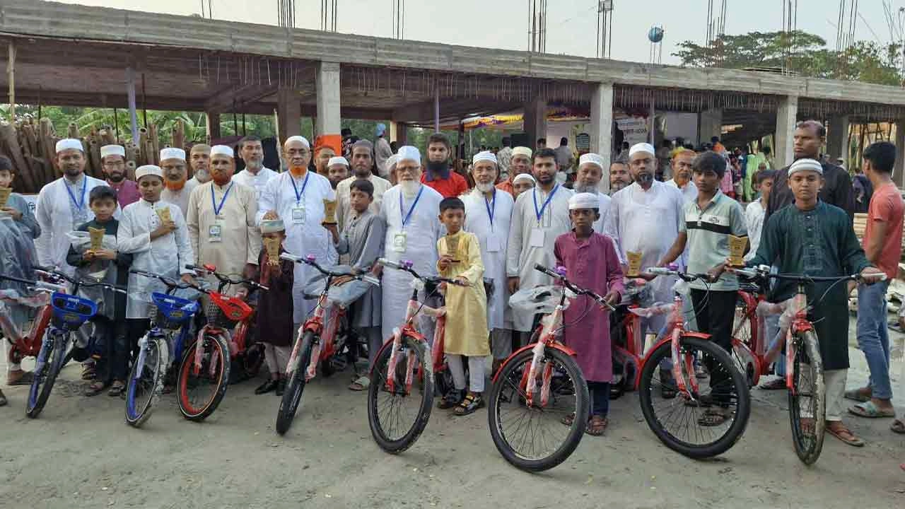 টানা ৪০ দিন মসজিদে জামাতে পাঁচ ওয়াক্ত নামাজ পড়ে সাইকেল উপহার পেয়েছেন ৯ শিশু-কিশোর