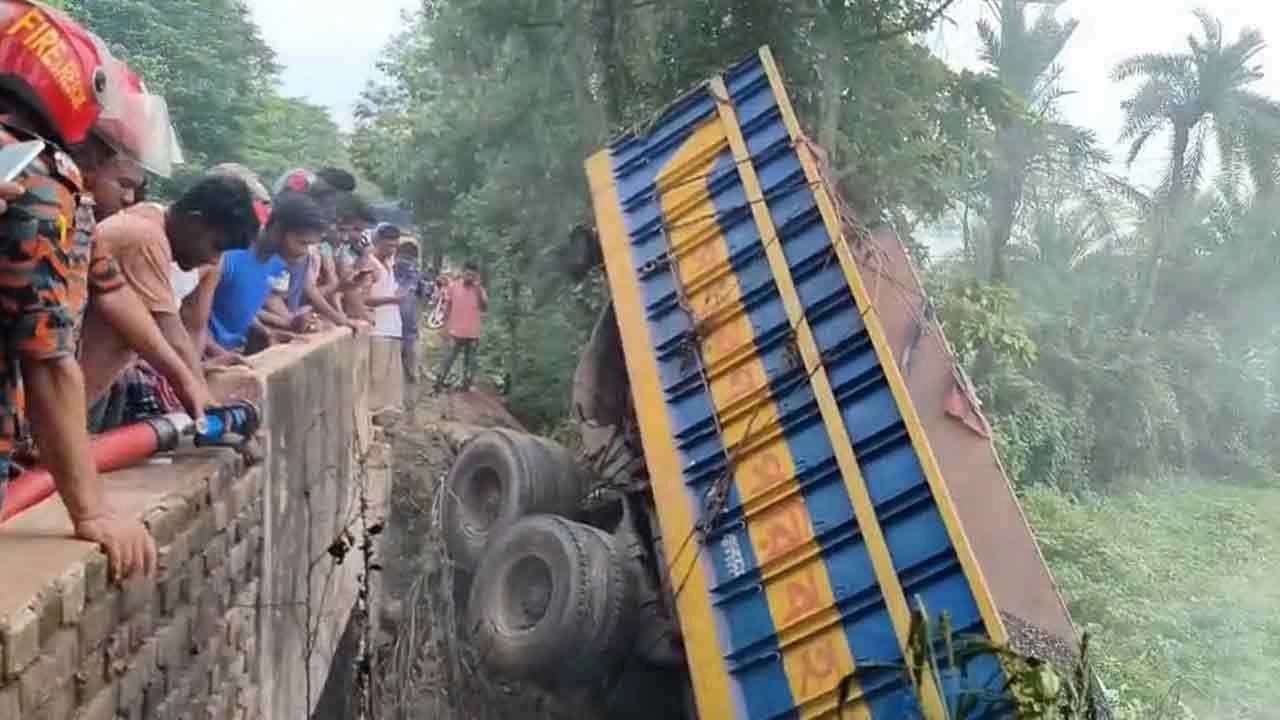 পাথর বোঝাই ট্রাক উল্টে ড্রাইভার ও হেলপার নিহত