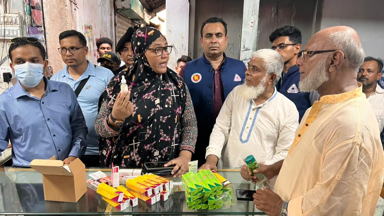 নরসিংদীতে র্যাব-বিএসটিআইর যৌথ অভিযানে তিন প্রতিষ্ঠানে ১ লাখ ২০ হাজার টাকা জরিমানা