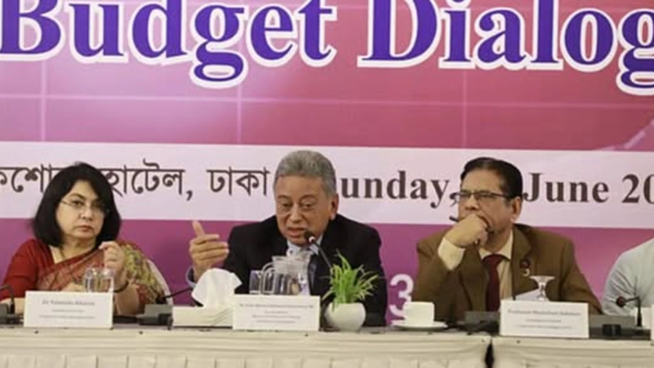 কথা বলছেন অর্থ ও পরিকল্পনামন্ত্রী আমির খসরু মাহমুদ চৌধুরী।