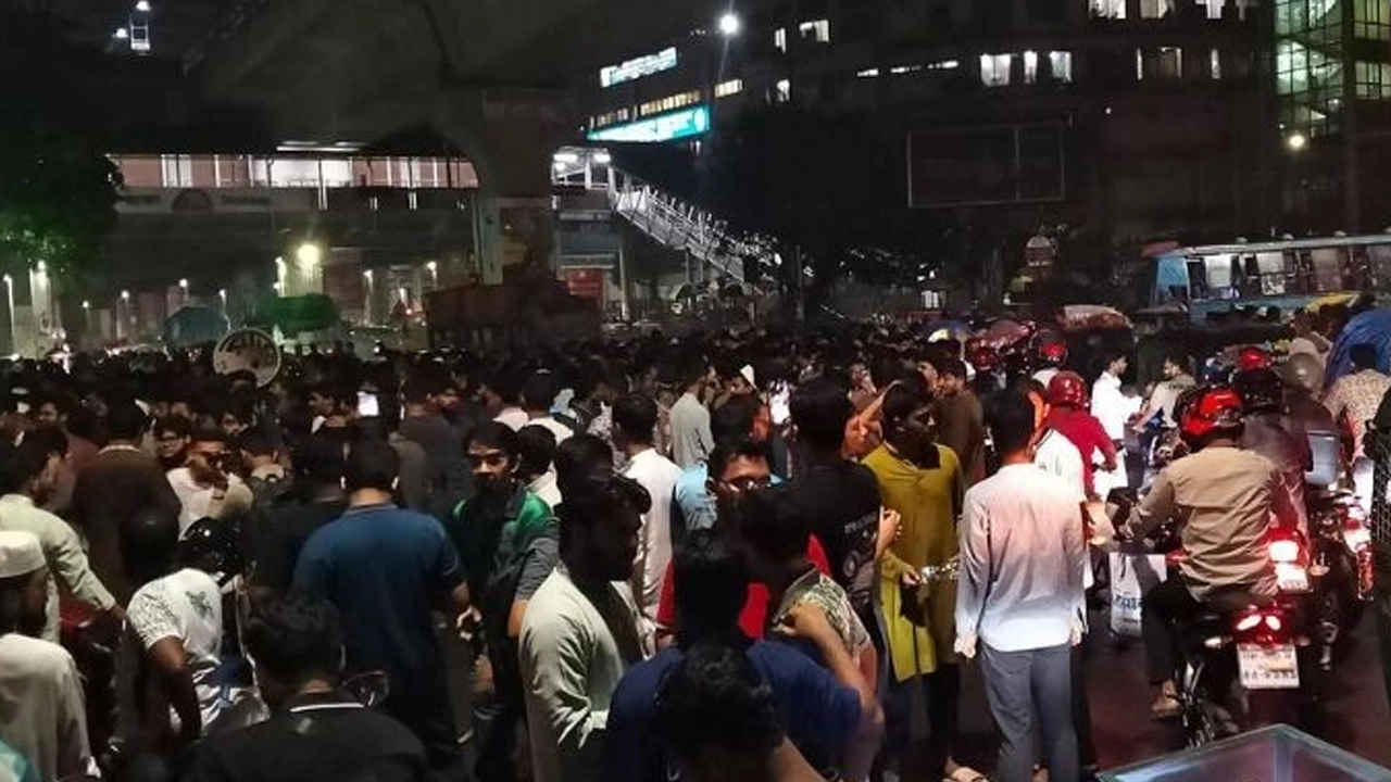 শাহবাগ মোড় অবরোধ করে ছাত্রশিবিরের বিক্ষোভ