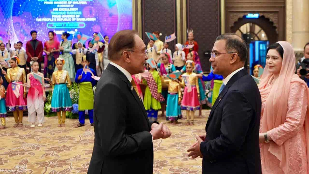 প্রধানমন্ত্রী তারেক রহমান আজ তাঁর সম্মানে মালয়েশিয়ার প্রধানমন্ত্রী আনোয়ার ইব্রাহিমের দেওয়া মধ্যাহ্নভোজে অংশগ্রহণ করেন