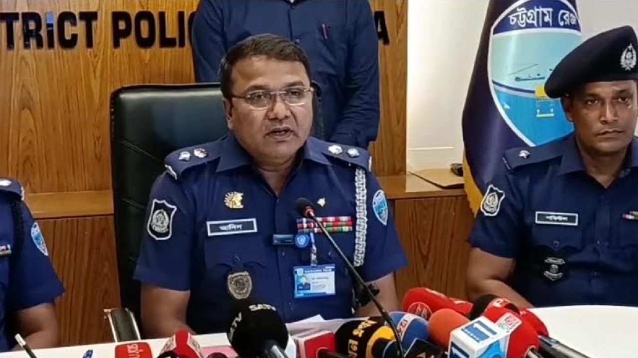জেলা পুলিশ কার্যালয়ে আয়োজিত এক সংবাদ সম্মেলন