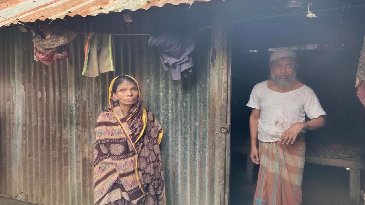 ছবি: দুরারোগ্য ব্যাধি ও অভাবের তাড়নায় অসহায় দম্পতি মনোয়ারা বেগম ও হুমায়ন কবির।