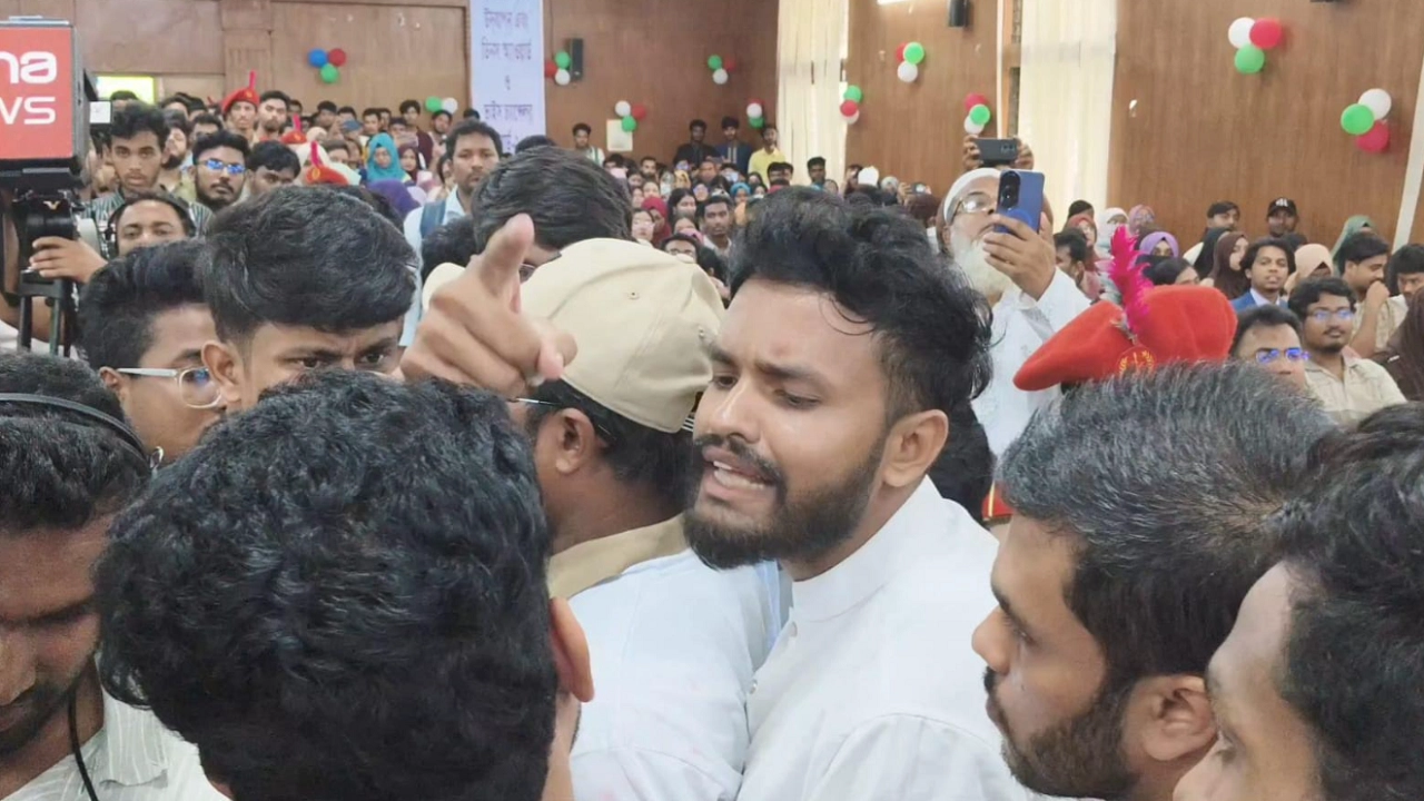 নোবিপ্রবিতে শিক্ষামন্ত্রীর সামনে ছাত্রদল ও বৈষম্যবিরোধীদের মধ্যে হাতাহাতি