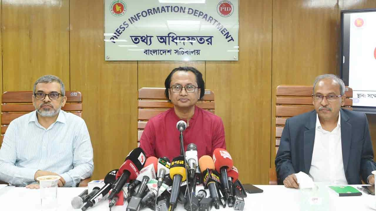 তথ্য ও সম্প্রচার মন্ত্রণালয় বিষয়ক উপদেষ্টা ডাঃ জাহেদ উর রহমান আজ সচিবালয়ে তথ্য অধিদফতরের সম্মেলনকক্ষে সরকারের বিভিন্ন কার্যক্রমের অগ্রগতি বিষয়ে সাংবাদিকদের ব্রিফ করেন