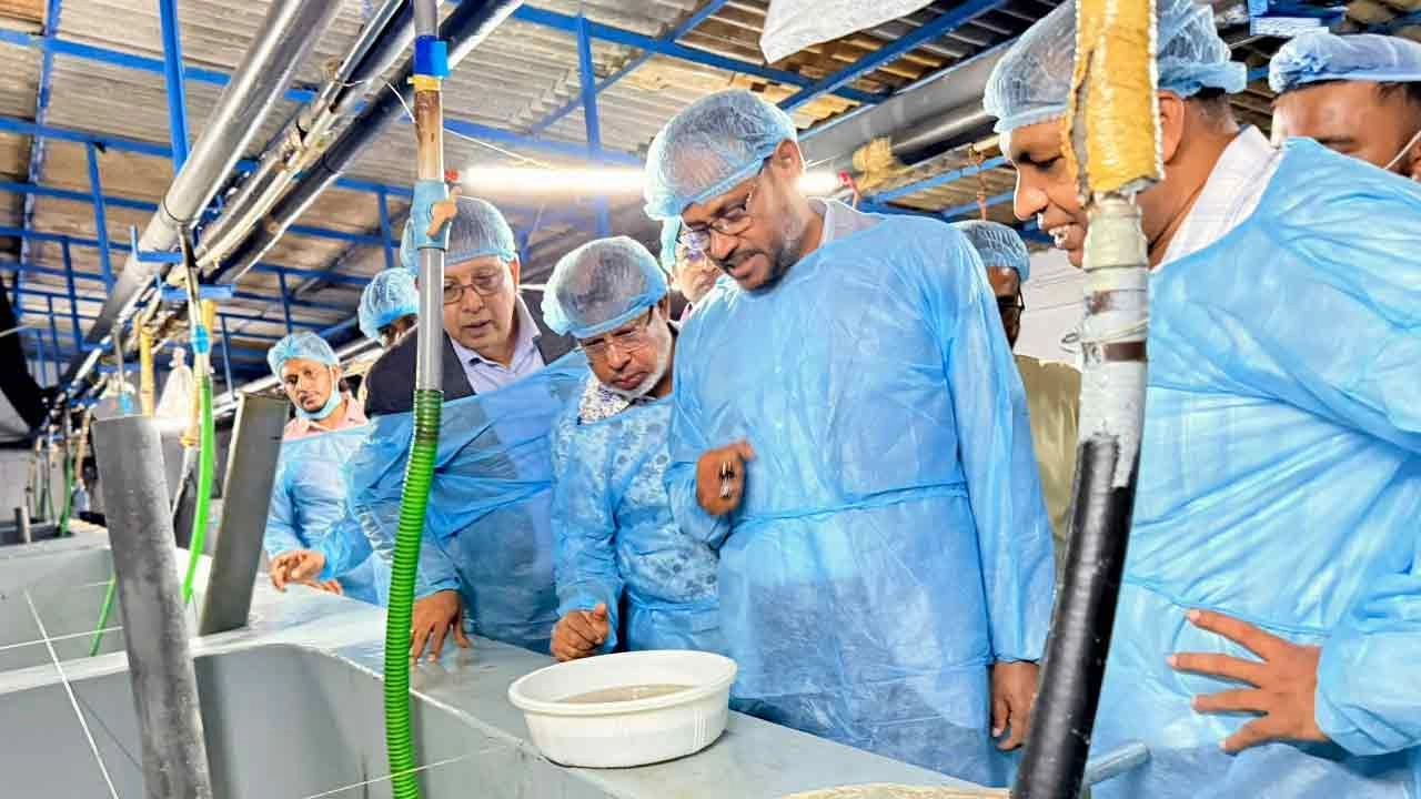 কক্সবাজারের কলাতলীতে নিরিবিলি মৎস্য হ্যাচারি, সরকারি কাঁকড়া হ্যাচারি ও উখিয়ার নিরিবিলি তেলাপিয়া হ্যাচারি পরিদর্শন করেন মৎস্য ও প্রাণিসম্পদ প্রতিমন্ত্রী সুলতান সালাউদ্দিন টুকু।