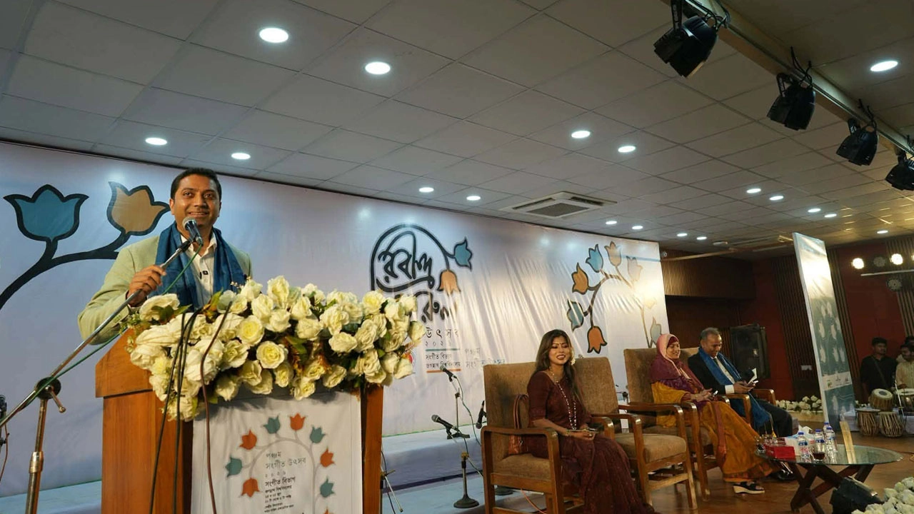 বক্তব্য দিচ্ছেন শিক্ষা প্রতিমন্ত্রী ববি হাজ্জাজ।