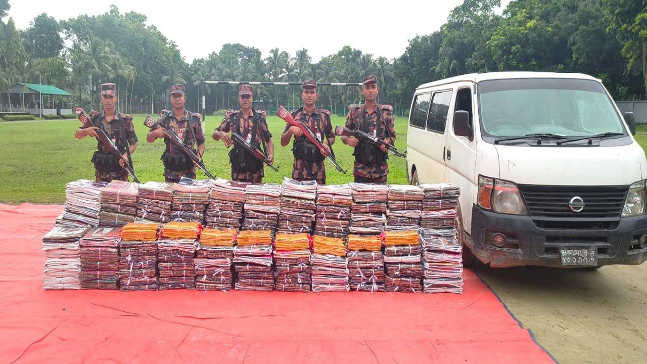 ব্রাহ্মণবাড়িয়ায় কোটি টাকার ভারতীয় শাড়িসহ মাইক্রোবাস আটক