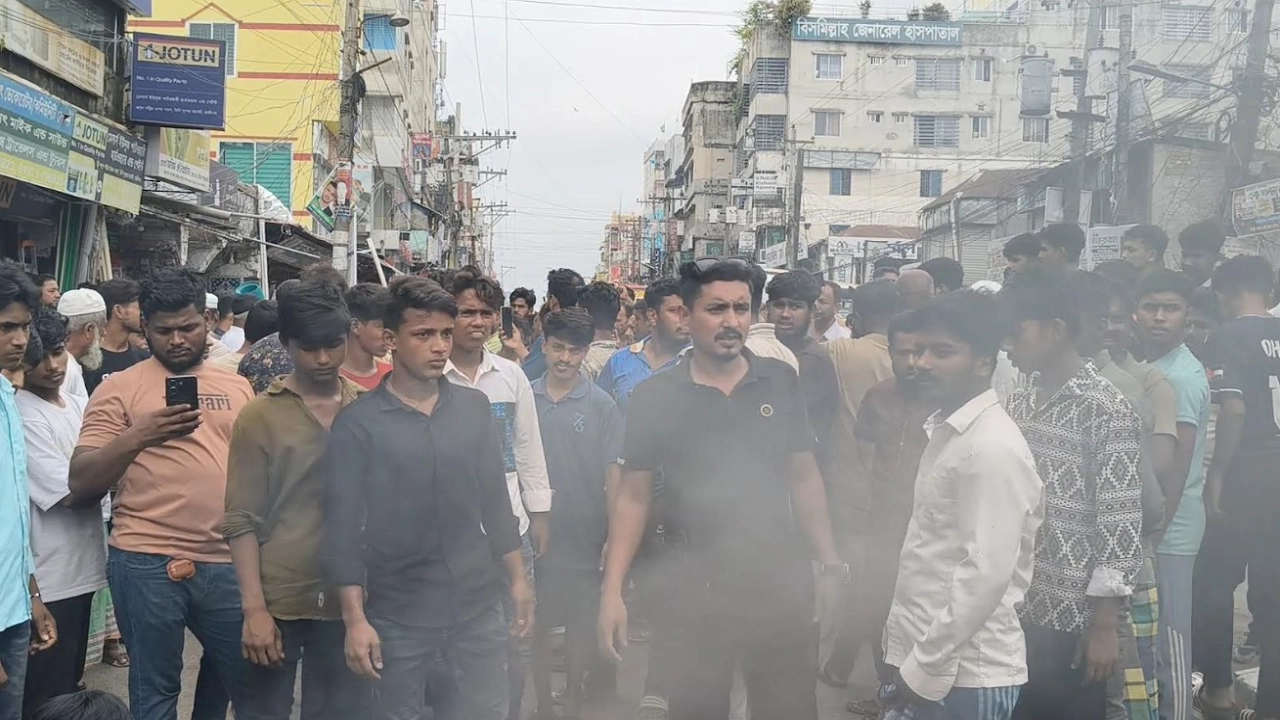 হাজীগঞ্জে ছাত্রদলের একাংশের সড়ক অবরোধ, কমিটি বাতিলের দাবি