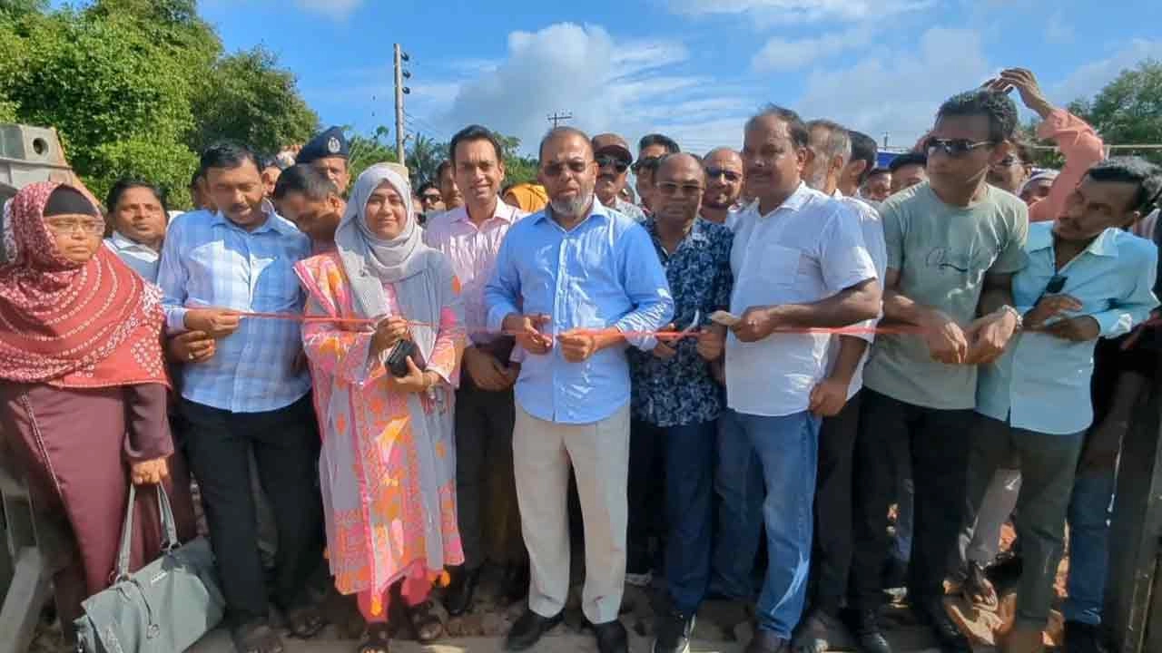 ফেরি ঘাটে ফুল টাইম ফেরি সার্ভিসের উদ্বোধনী অনুষ্ঠানে পরিবেশ, বন ও জলবায়ু পরিবর্তন প্রতিমন্ত্রী শেখ ফরিদুল ইসলাম