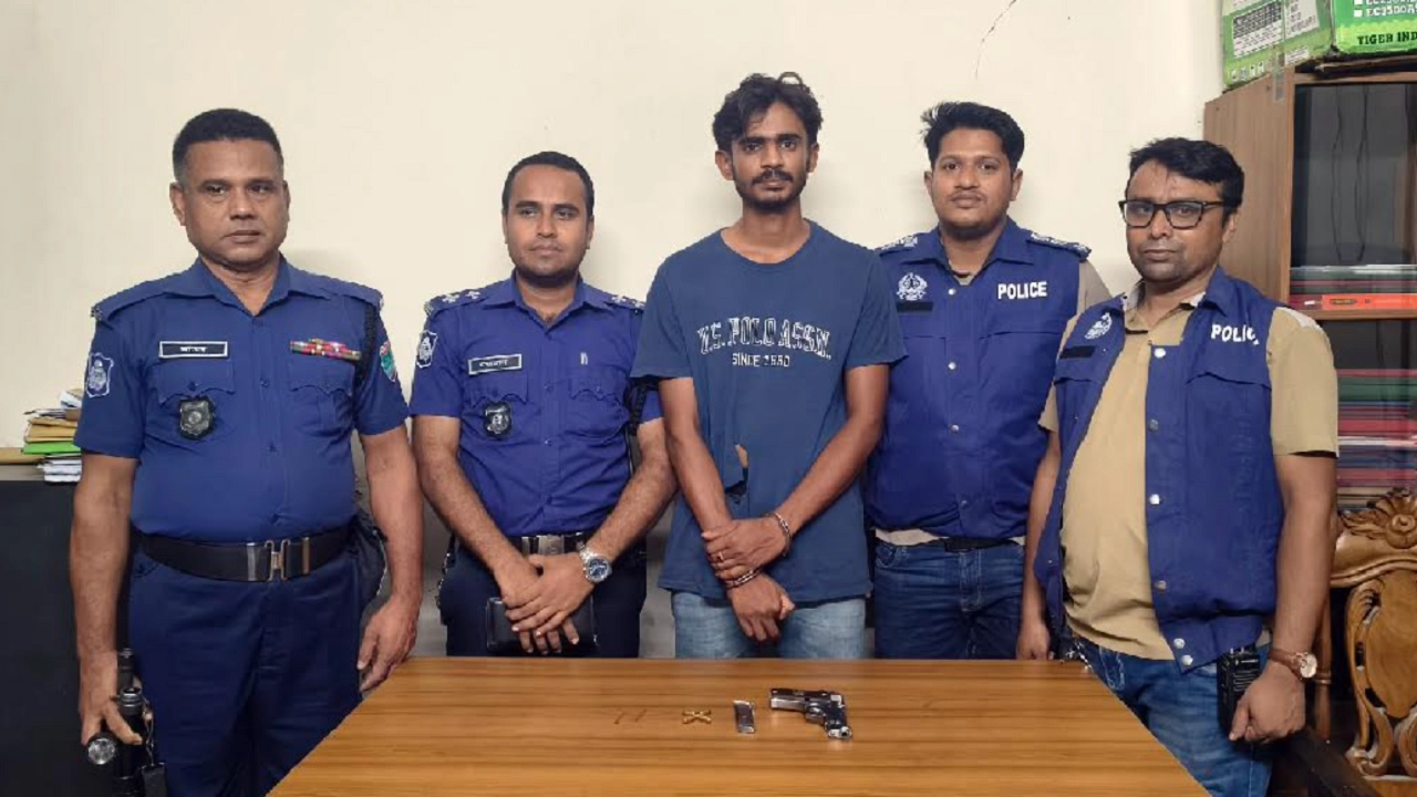কুষ্টিয়ায় বিদেশি পিস্তল, ম্যাগাজিন ও গুলিসহ যুবক গ্রেপ্তার