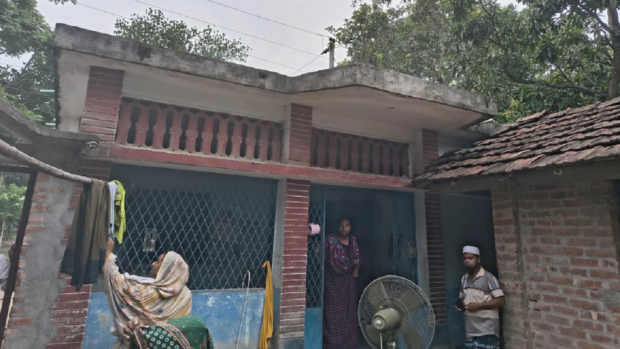 যবিপ্রবির ভাড়া বাসের সাথে সংঘর্ষে মৃত্যু, অনিশ্চয়তায় নিহতের পরিবার