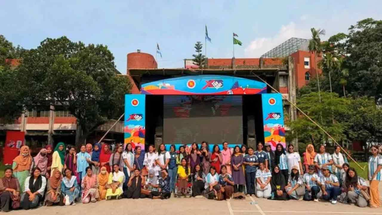 রোববার সকালে আর্জেন্টিনা-জর্ডান ম্যাচ দেখতে শহীদুল্লাহ হল মাঠে জড়ো হন নারী শিক্ষার্থীরা।
