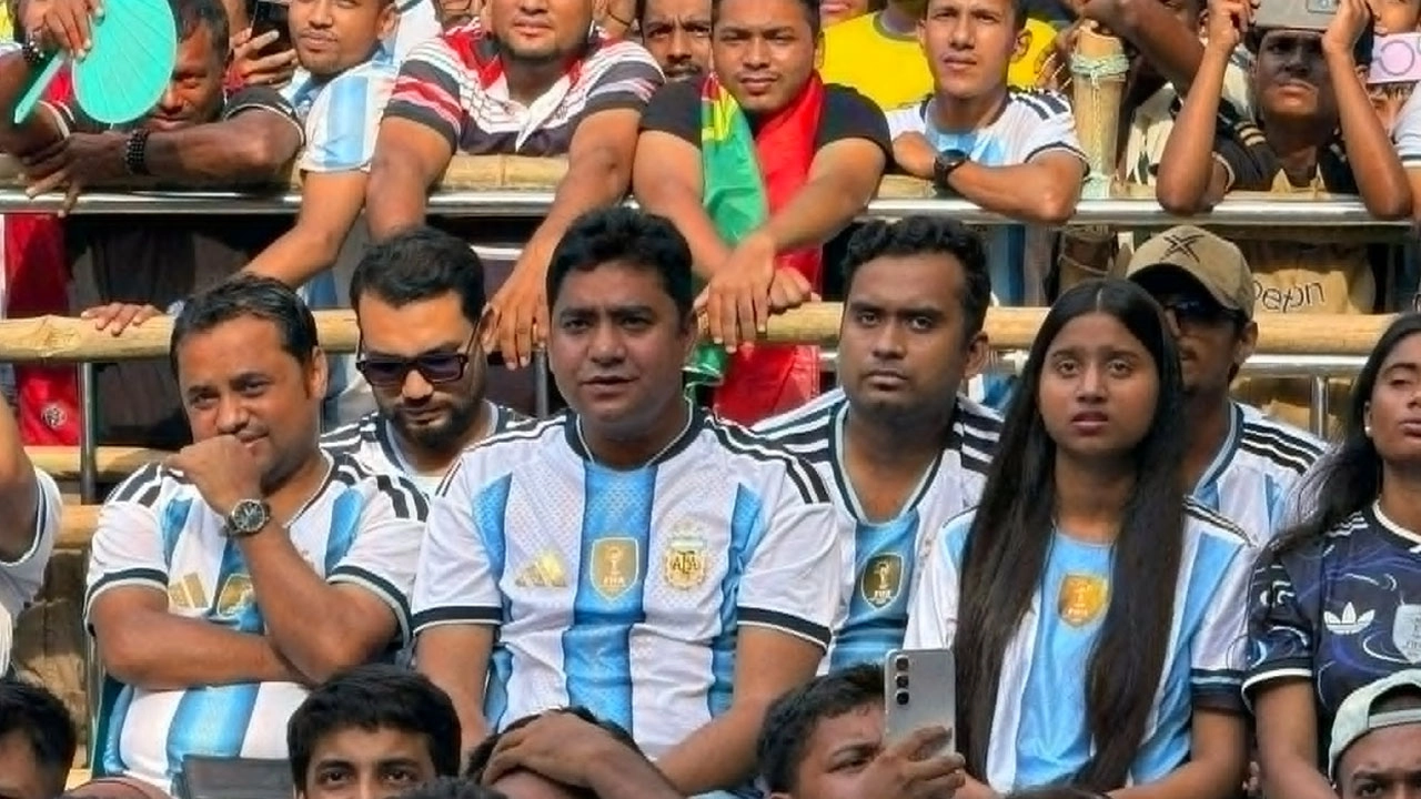 ঢাবির টিএসসি প্রাঙ্গণে আর্জেন্টিনার ম্যাচ উপভোগ করেছেন ছাত্রদলের সাধারণ সম্পাদক নাছির উদ্দীন নাছির। ছবি: সংগৃহীত