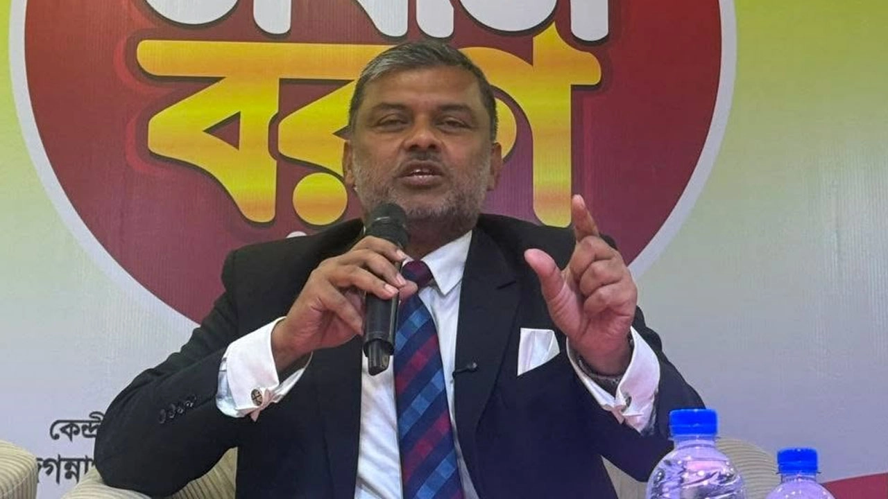 বক্তব্য দিচ্ছেন শিশির মনির