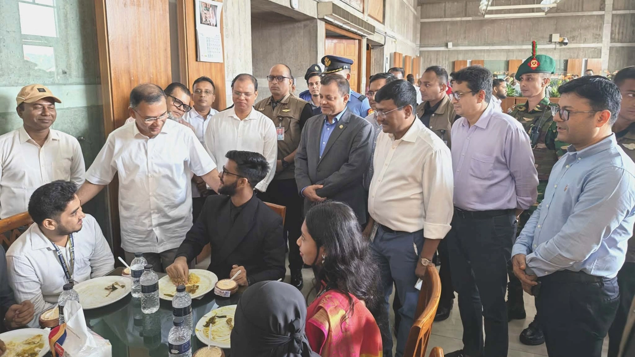 প্রধানমন্ত্রীর আয়োজনে মধ্যাহ্নভোজ করলেন সংসদ অধিবেশন দেখতে আসা শিক্ষার্থীরা
