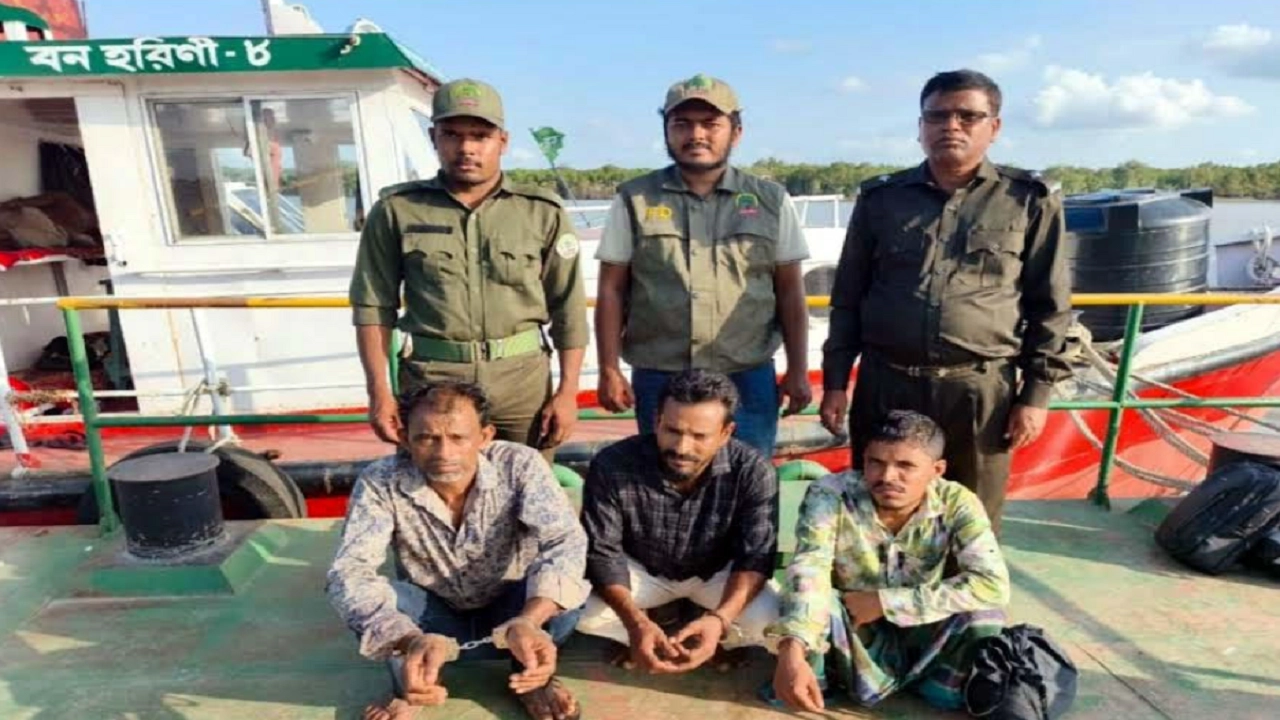 ফিশিং ট্রলারসহ তিন জেলে আটক