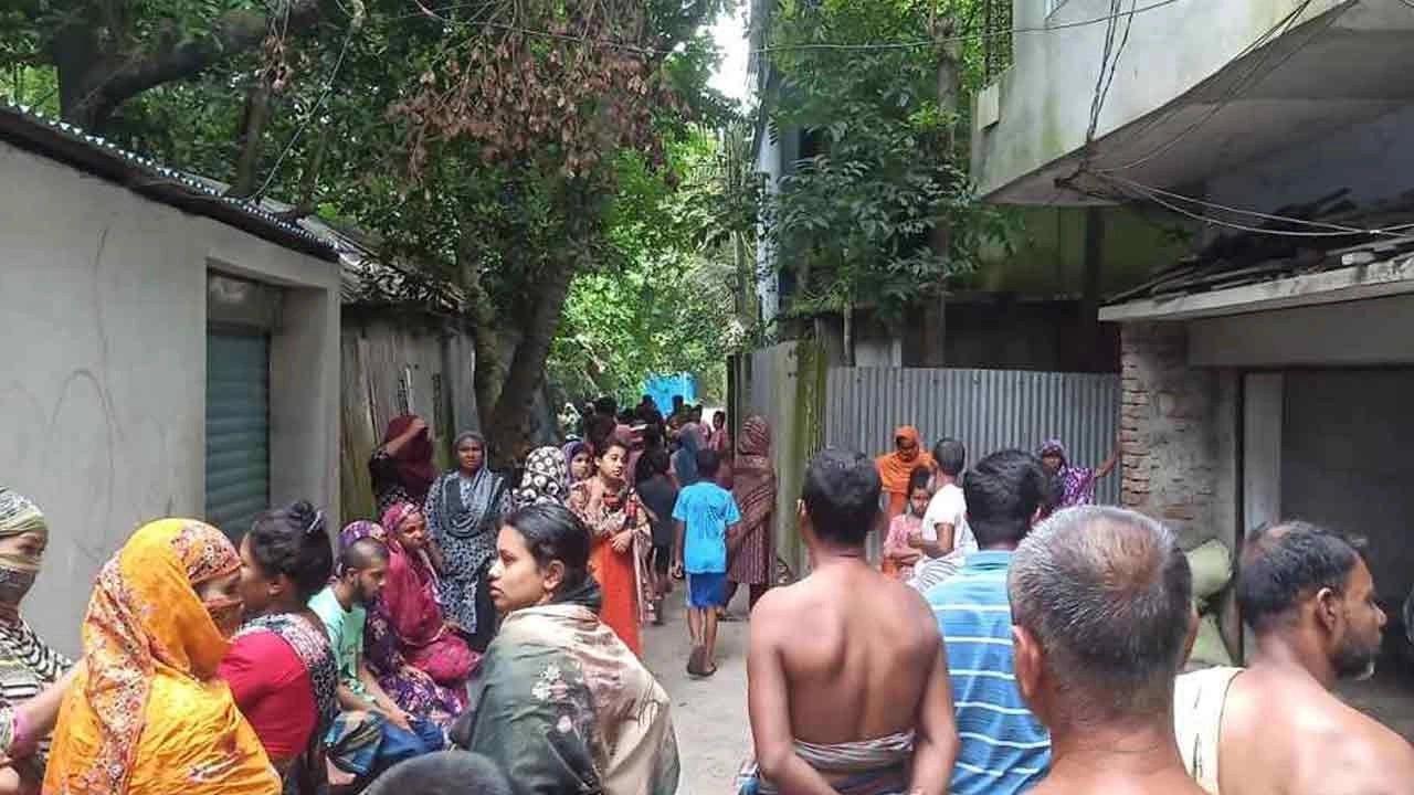 ভুক্তভোগীর চিৎকার শুনে আশপাশের লোকজন ছুটে আসে