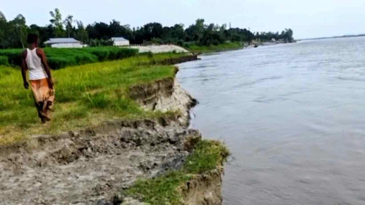 টাঙ্গাইলের বিভিন্ন এলাকায় যমুনা নদী ভাঙন