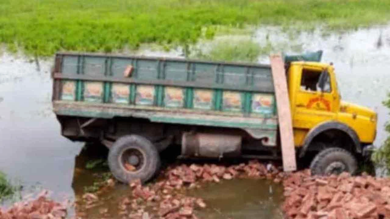কসবায় ইটবোঝাই ট্রাক নিয়ন্ত্রণ হারিয়ে সড়কের পাশে খাদে পড়ে দুইজন শ্রমিক নিহত