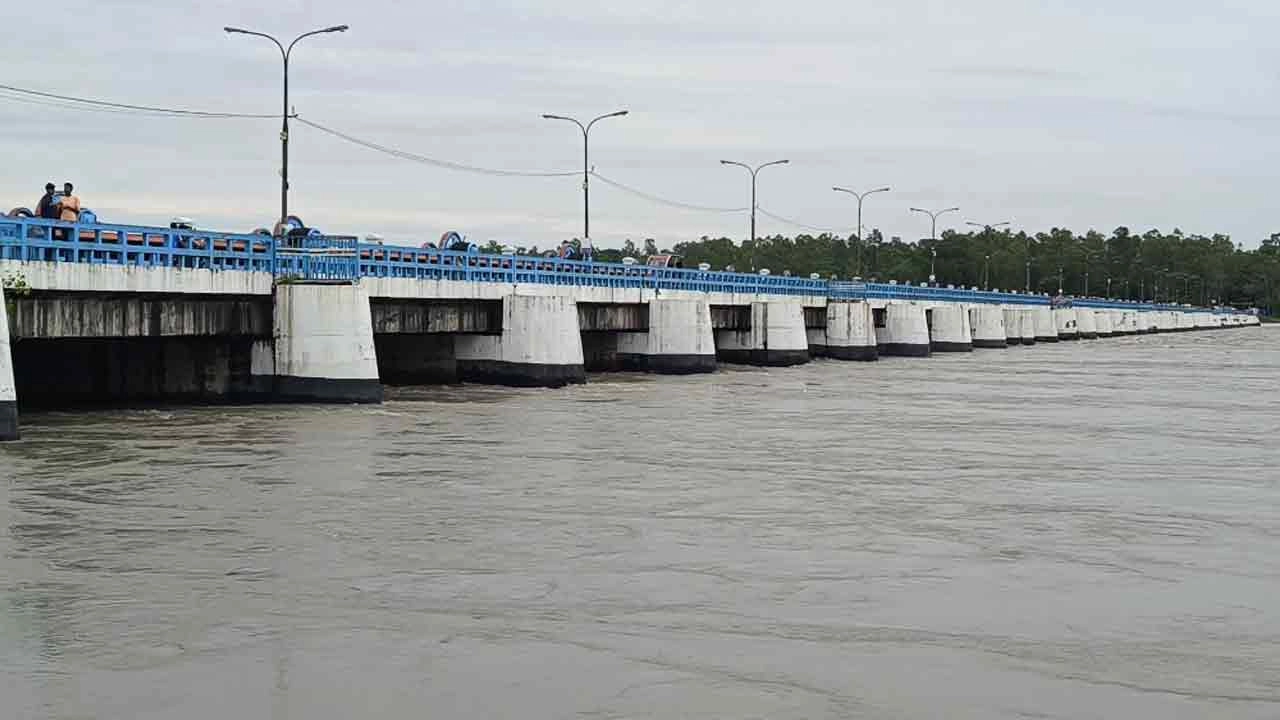 পাহাড়ি ঢল ও বৃষ্টির প্রভাবে বৃদ্ধি পাওয়া তিস্তা নদীর পানি ধীরে ধীরে কমতে শুরু