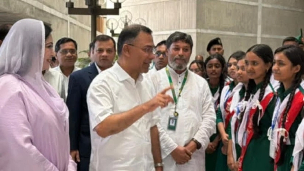 প্রধানমন্ত্রীর সঙ্গে সাক্ষাৎ মাদারীপুরের শিক্ষার্থীদের