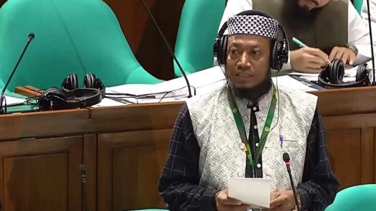 খুচরার অভাবে ৮০ পয়সা বেশি দিয়ে সিগারেট কিনতে হচ্ছে: আমির হামজা
