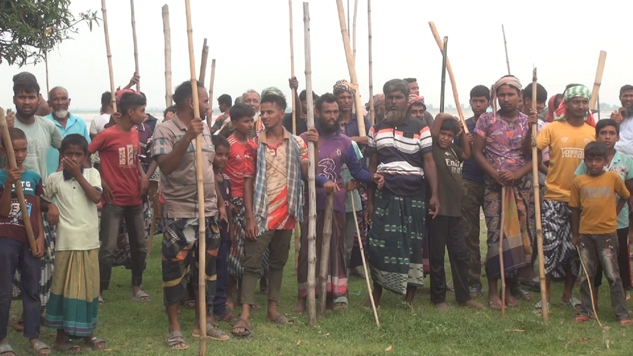 লাঠিসোঁটা নিয়ে পদ্মা নদী পাহারায় গ্রামবাসী, 