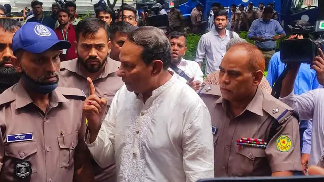 এজলাসে তোলার সময় হাসানুল হক ইনু ।। ছবি: সংগৃহীত