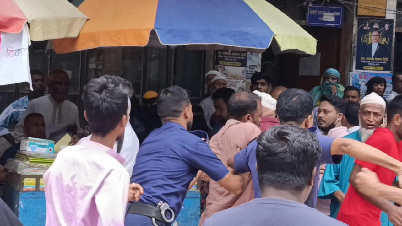 আদালতে প্রঙ্গণে আসামিকে পুলিশের সামনে মারধর 