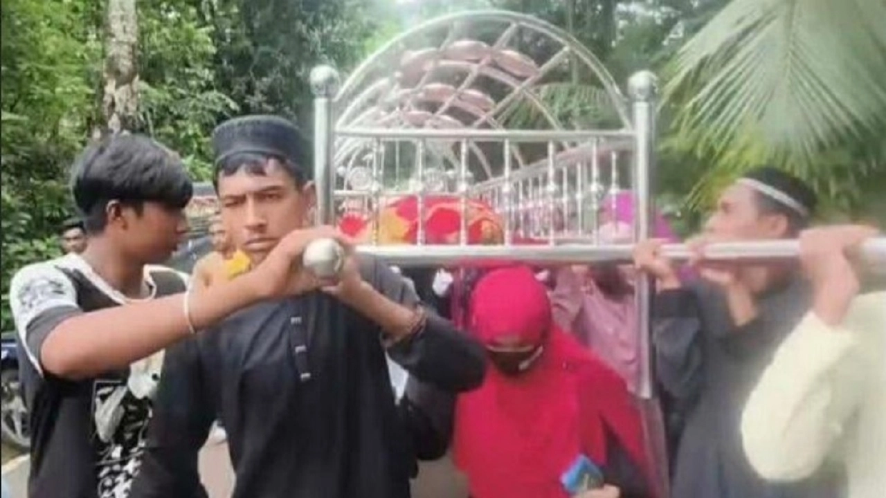 চরফ্যাশনে বালুভর্তি ট্রলির চাপায় ১০ম শ্রেণির ছাত্রীর মৃত্যু, লাশ কাঁধে নিয়ে সহপাঠীদের বিক্ষোভ মিছিল