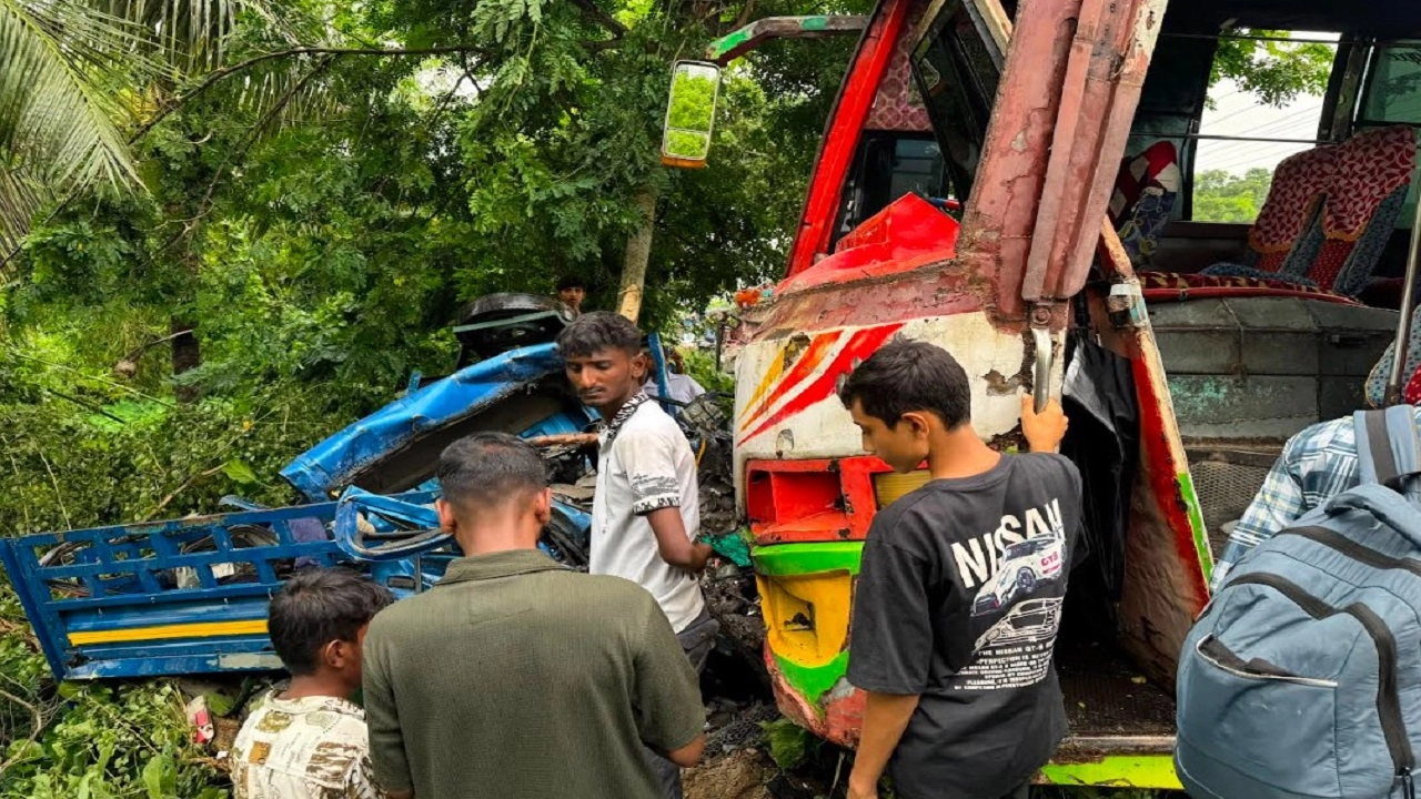 রাজবাড়ীর কালুখালীতে বাস-পিকআপের মুখোমুখি সংঘর্ষে নিহত ১
