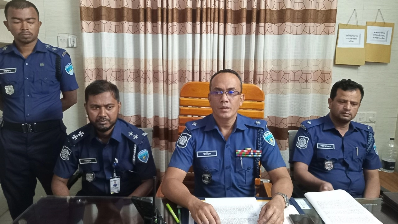 সংবাদ সম্মেলনে ওসি মো. আরিফুর রহমান