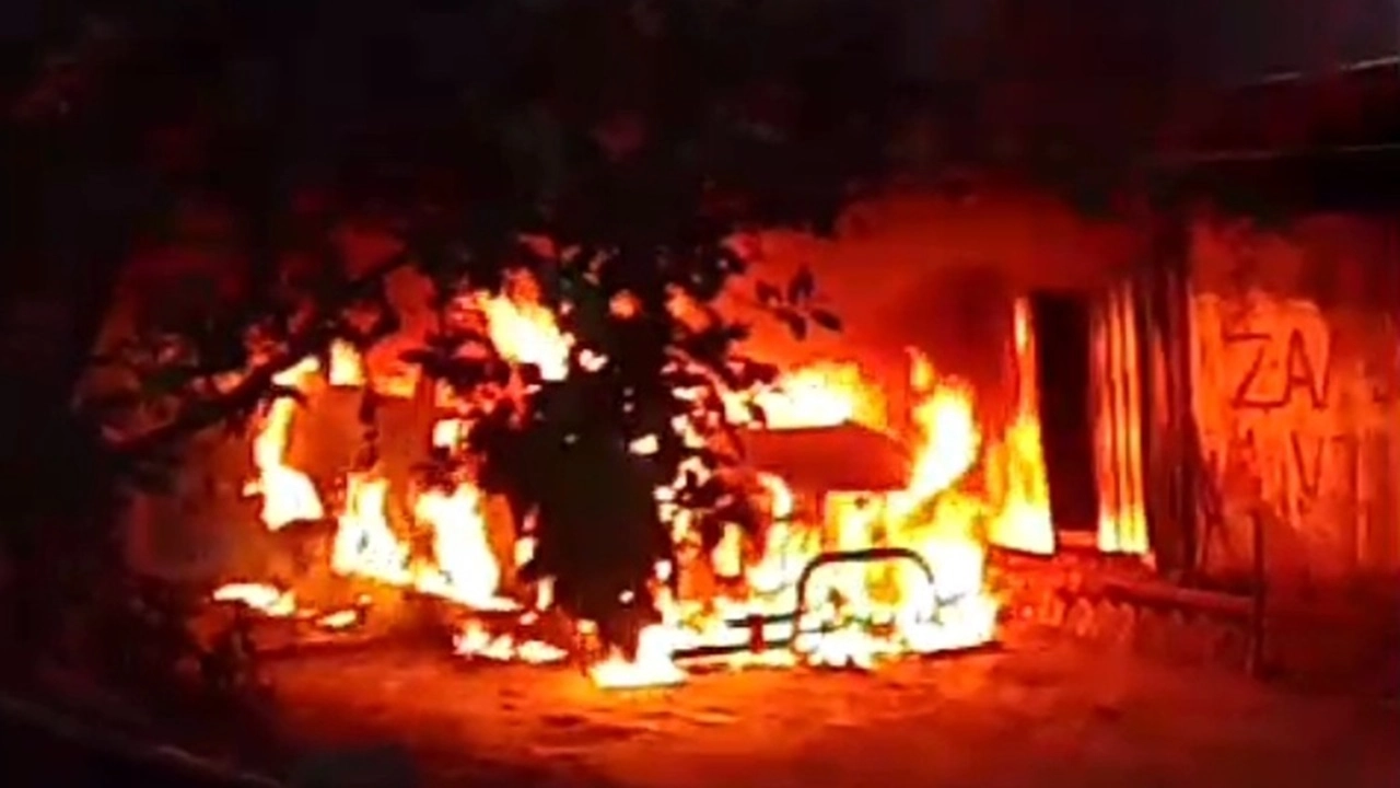 কুমিল্লায় ব্যবসায়ীর দুই গাড়িতে আগুন, ১৮ জনের বিরুদ্ধে মামলা