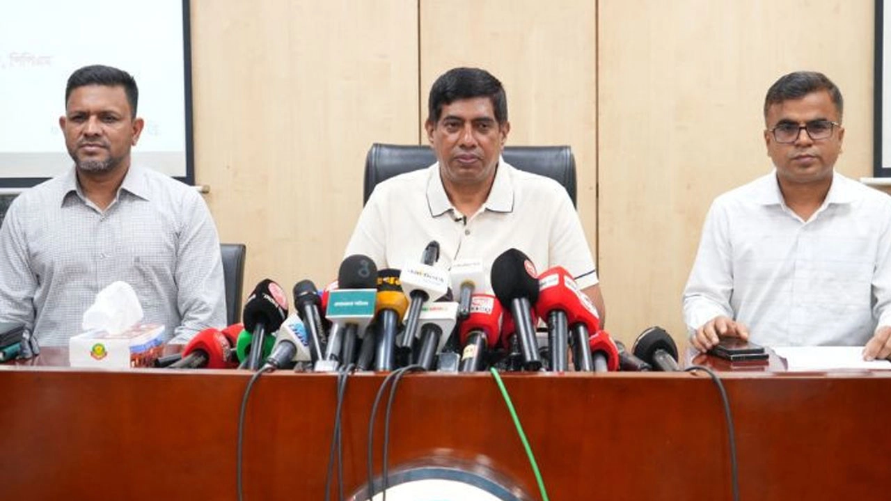 ডিএমপি মিডিয়া সেন্টারে সংবাদ সম্মেলনে ডিবির অতিরিক্ত পুলিশ কমিশনার মো. শফিকুল ইসলাম। ছবি : সংগৃহীত