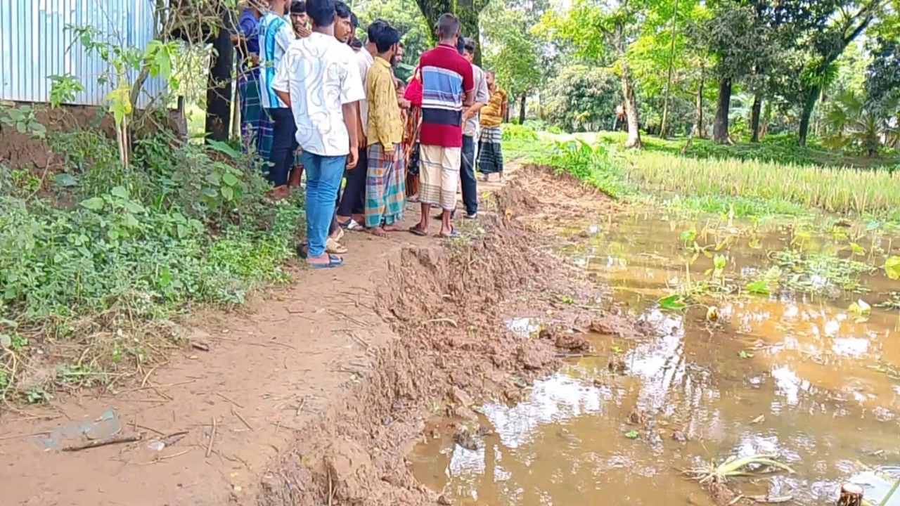 দুর্গাপুরের জোর করে কেটে ফেললো চলাচলের রাস্তা, চরম দুর্ভোগে জনসাধারণ