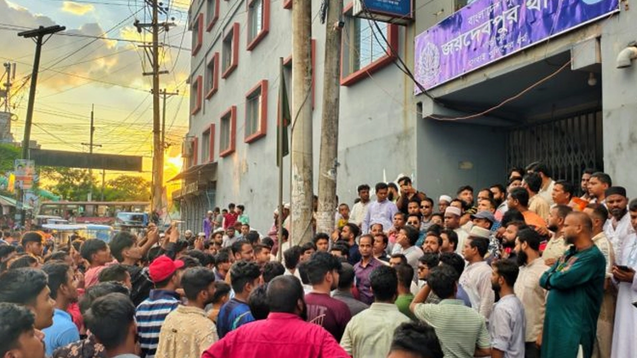 জয়দেবপুর থানা ঘেরাও করে ছাত্রদলের নেতাকর্মীরা