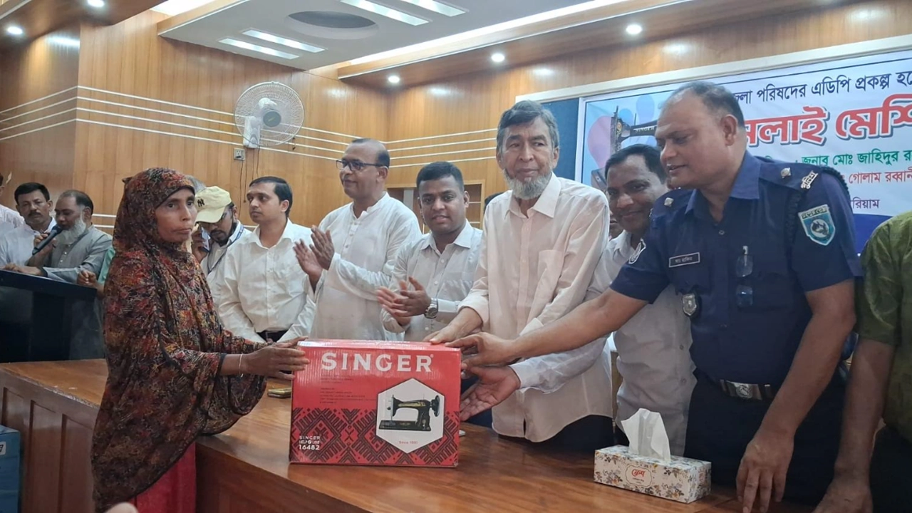 পীরগঞ্জে ২০৮টি সেলাই মেশিন বিতরণ