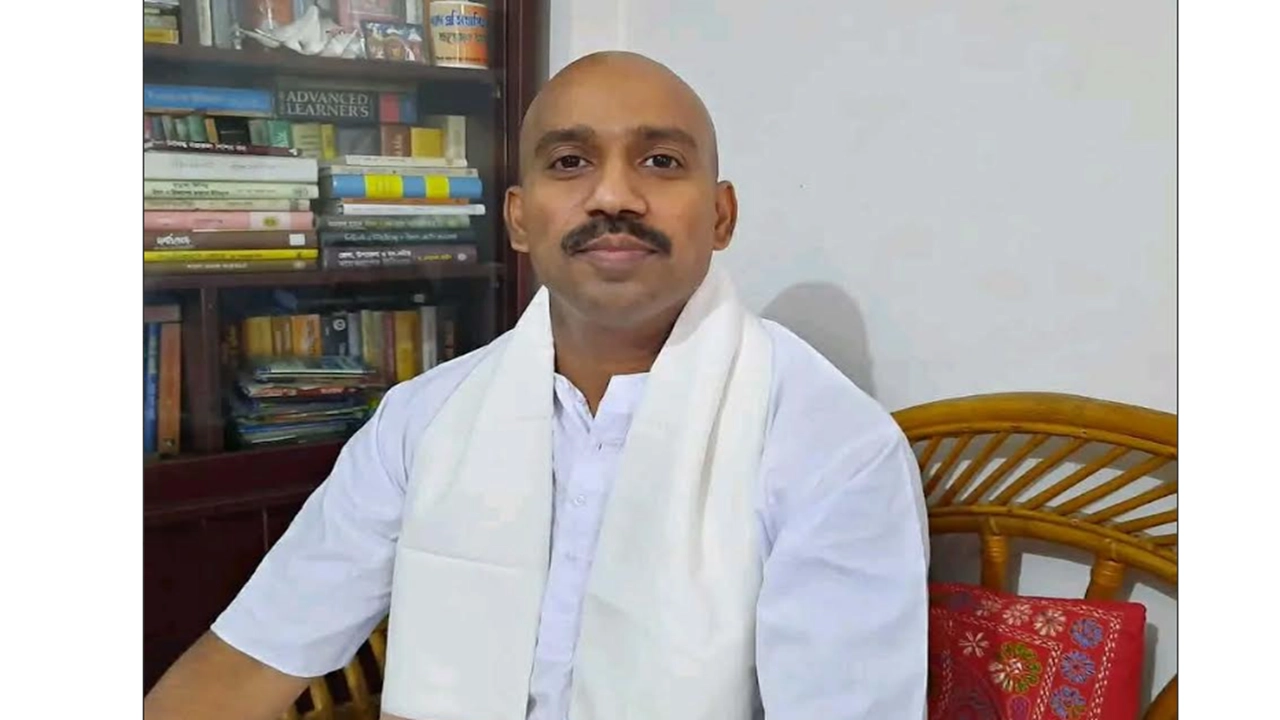 জাতীয় কবি কাজী নজরুল ইসলাম বিশ্ববিদ্যালয়ের চারুকলা বিভাগের সহকারী অধ্যাপক কল্যাণাংশু নাহা