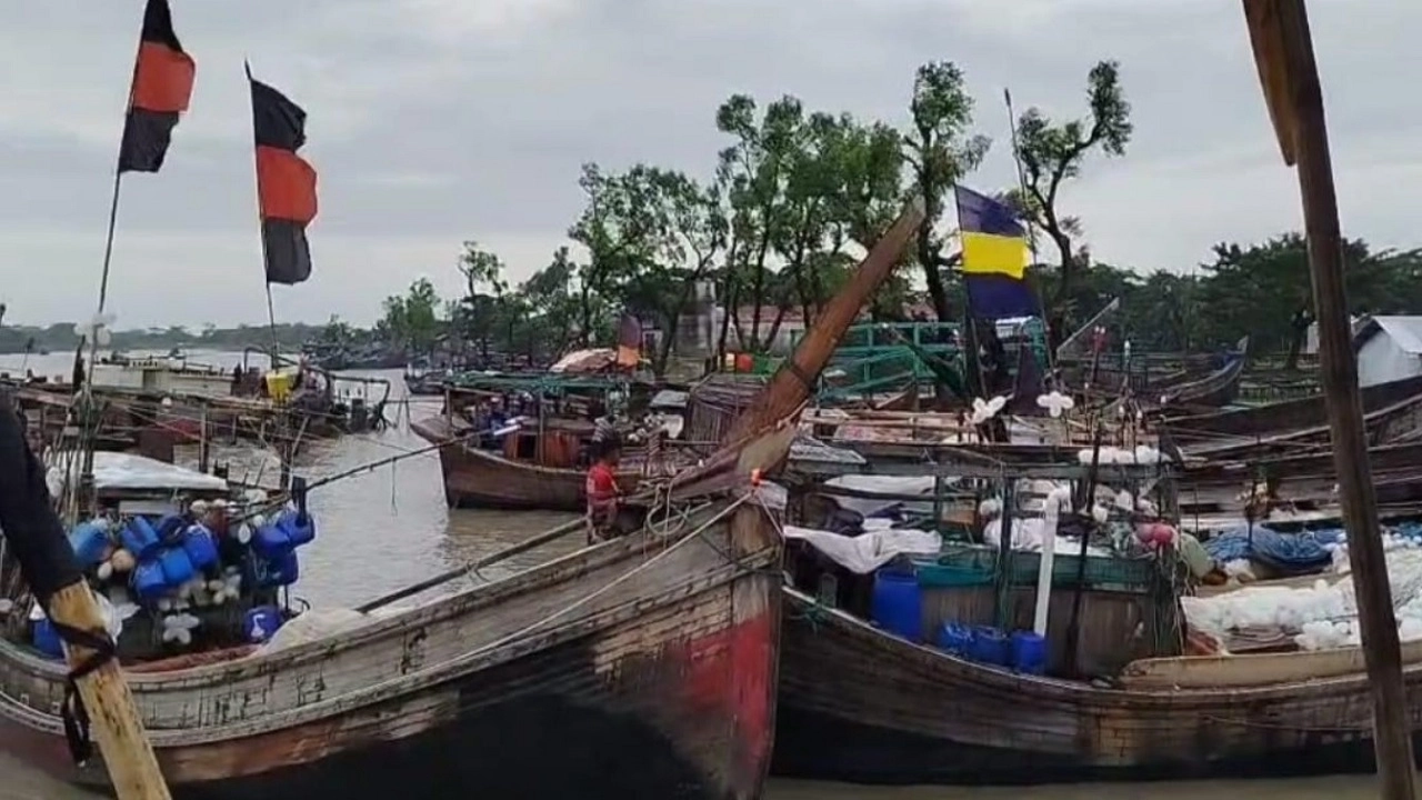 রাঙ্গাবালীর ঘাটে ট্রলারের সারি