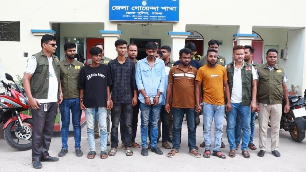পাবনার ঈশ্বরদীতে বিদেশি পিস্তল ও গুলিসহ ৭ জন গ্রেফতার