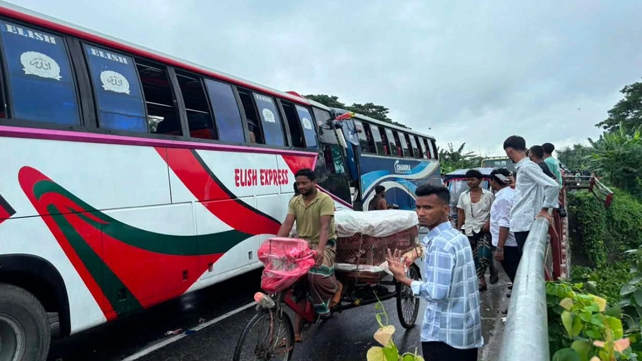 গোপালগঞ্জে দু’বাসের সংঘর্ষে আহত ৪০