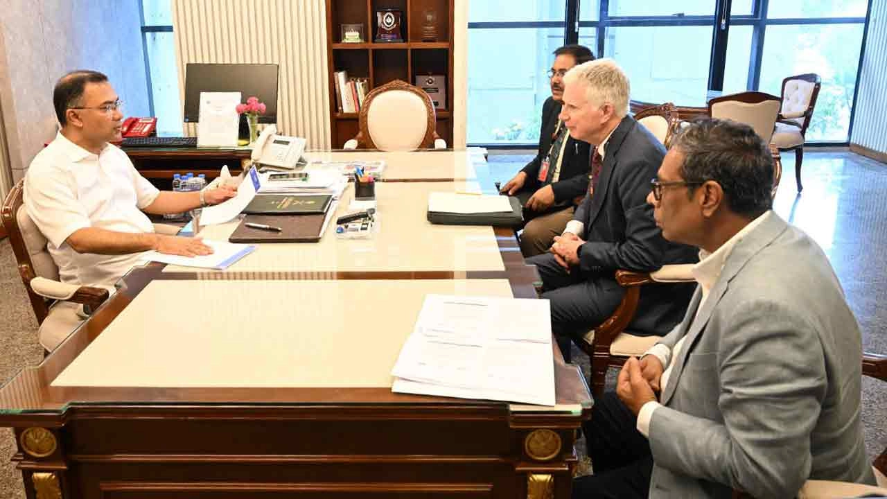 প্রধানমন্ত্রী তারেক রহমানের সঙ্গে সৌজন্য সাক্ষাৎ করেছেন ইন্টারন্যাশনাল এজেন্সি ফর প্রিভেনশন অব ব্লাইন্ডনেসের (আইএপিবি) প্রধান নির্বাহী কর্মকর্তা (সিইও) পিটার হল্যান্ড