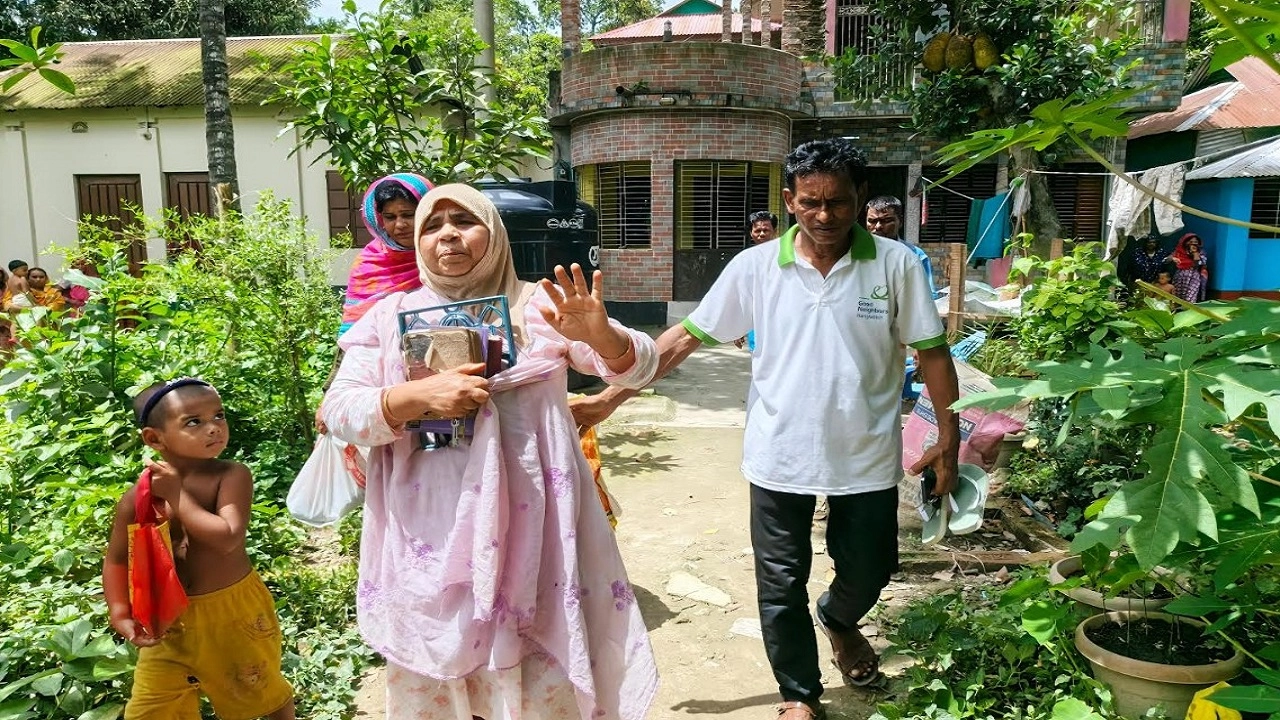 সরিষাবাড়ীতে জমি লিখে না দেয়ায় মাকে বাড়ী থেকে বের করে দিলো ছেলে
