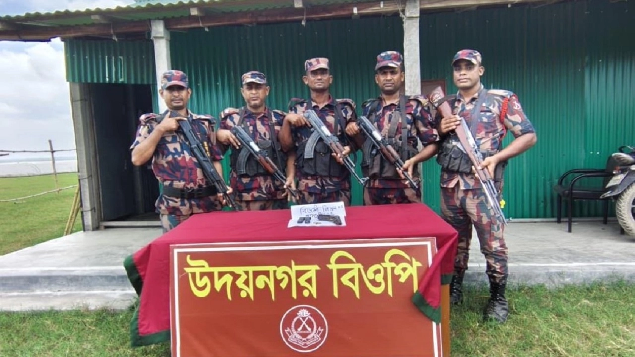 কুষ্টিয়ায় বিজিবির অভিযানে বিদেশি পিস্তল, ম্যাগাজিন ও গুলি উদ্ধার
