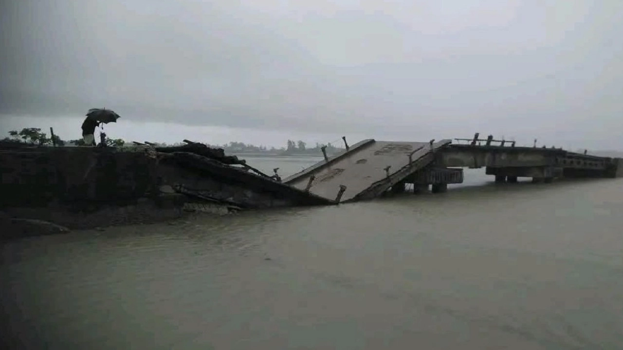 কুতুবদিয়ায় সেতু ধস